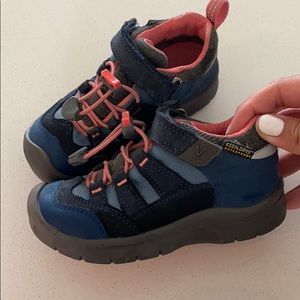 Keen toddler waterproof hiking shoe size 9